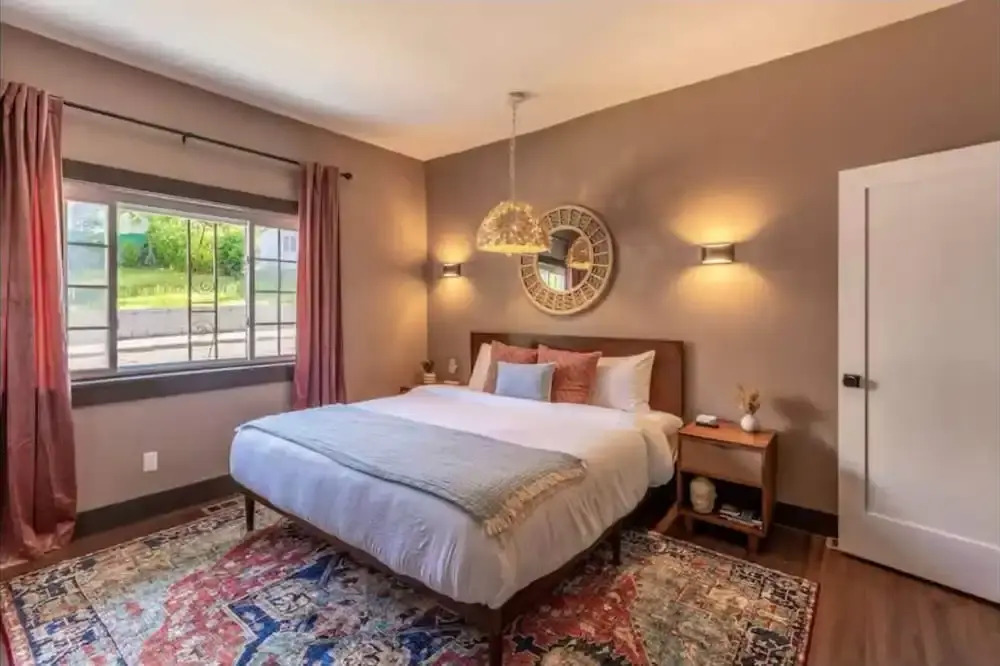 Iconic 3BD Entire House in The Heart Of Pittsburg
