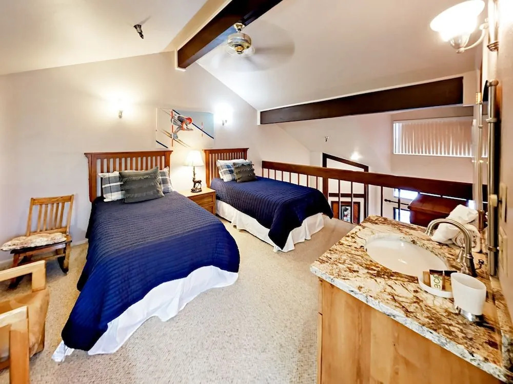 1491 Woodside Avenue Condo Unit 303A - 1 Br condo by RedAwning
