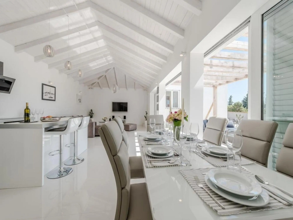 Luxurious Villa in Debeljak with Swimming Pool