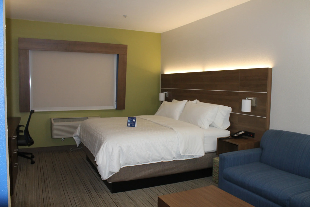Holiday Inn Express & Suites - Tulare by IHG