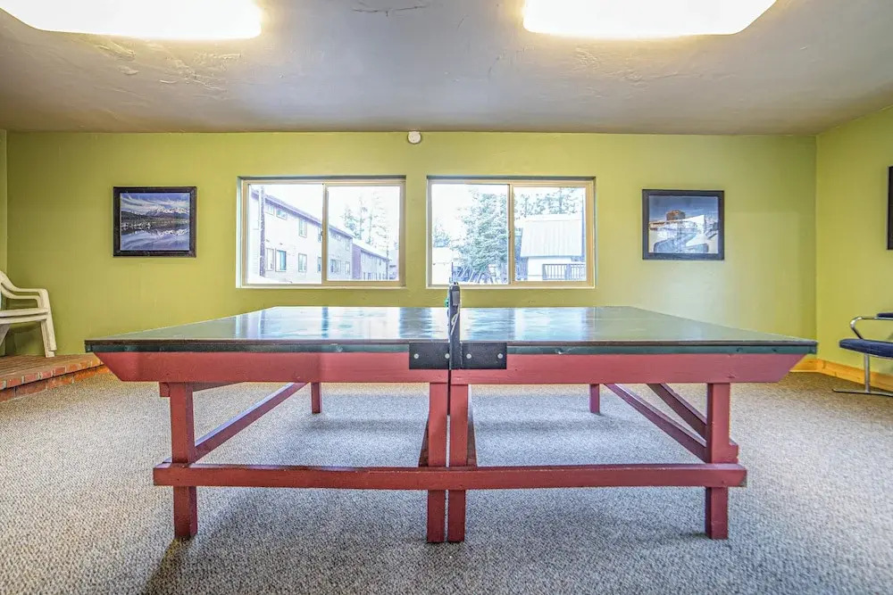 Mammoth Lakes Condo w/ Fireplace & Mountain Views