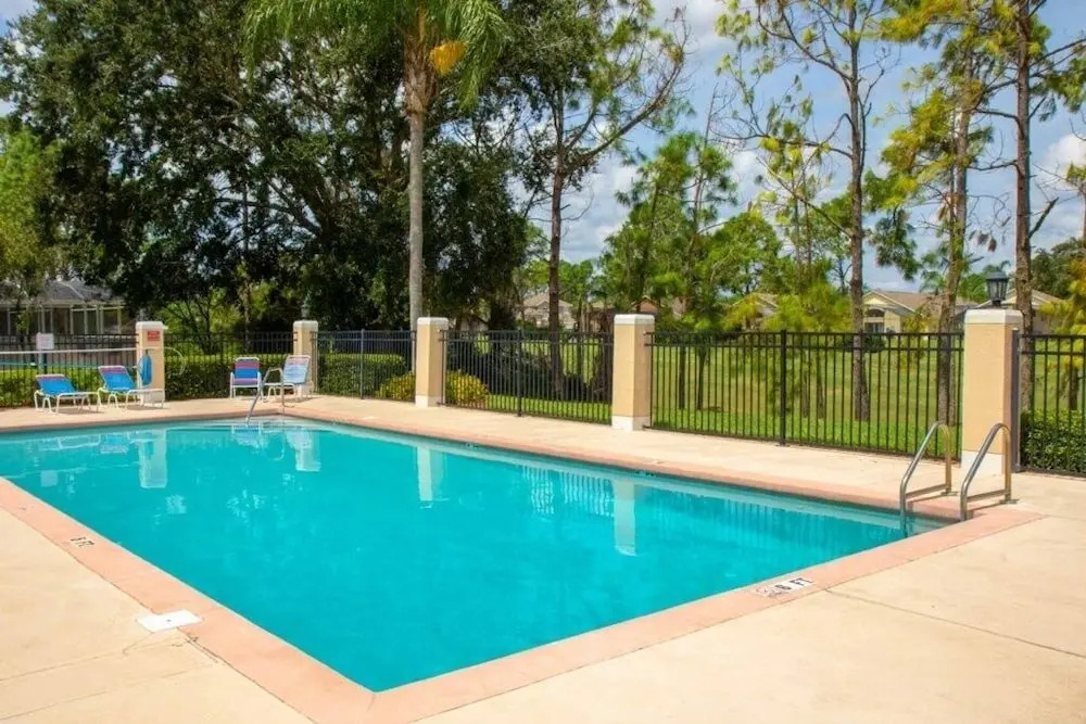 South Facing Pool & Game Room! 6 Bedroom Home by RedAwning