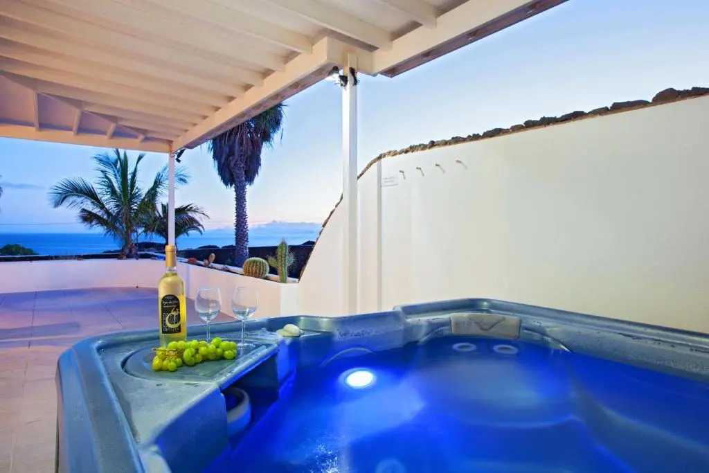 Villa Quiquere - great 4 bedroom Puerto Calero villa with heated pool hot-tub
