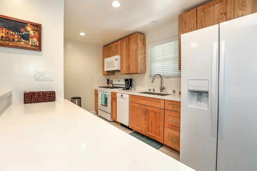 Beachy 3br - 1 Block To Ocean, Near Abbott Kinney 3 Bedroom Home