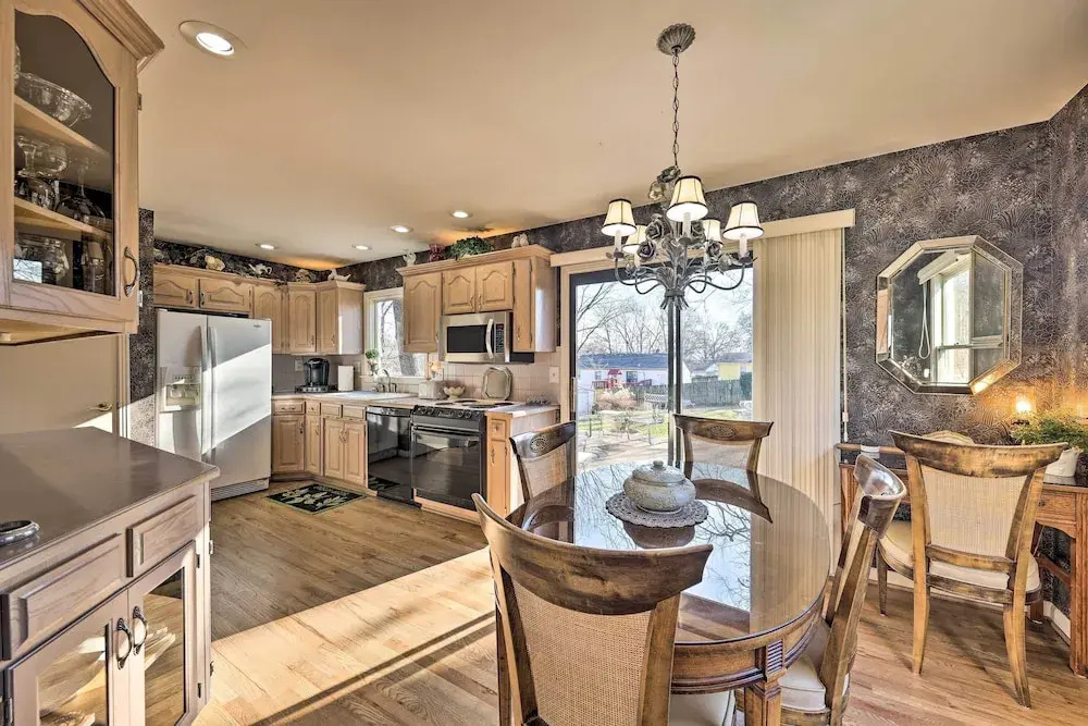 Cozy Kansas City Home w/ Yard - 9 Mi to Dtwn!