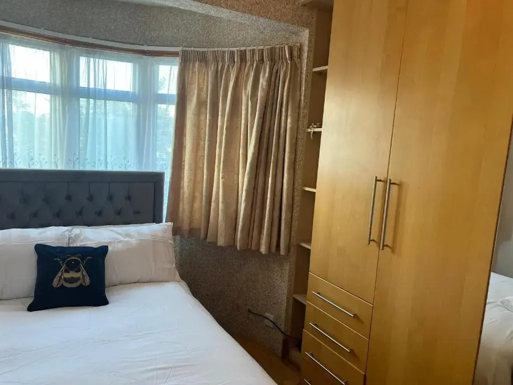 TJ Homes - Double room with Single Bed - 3 Min to Tube station - London