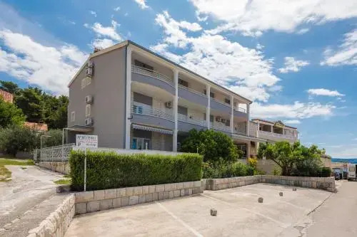 Apartments and Rooms Denis