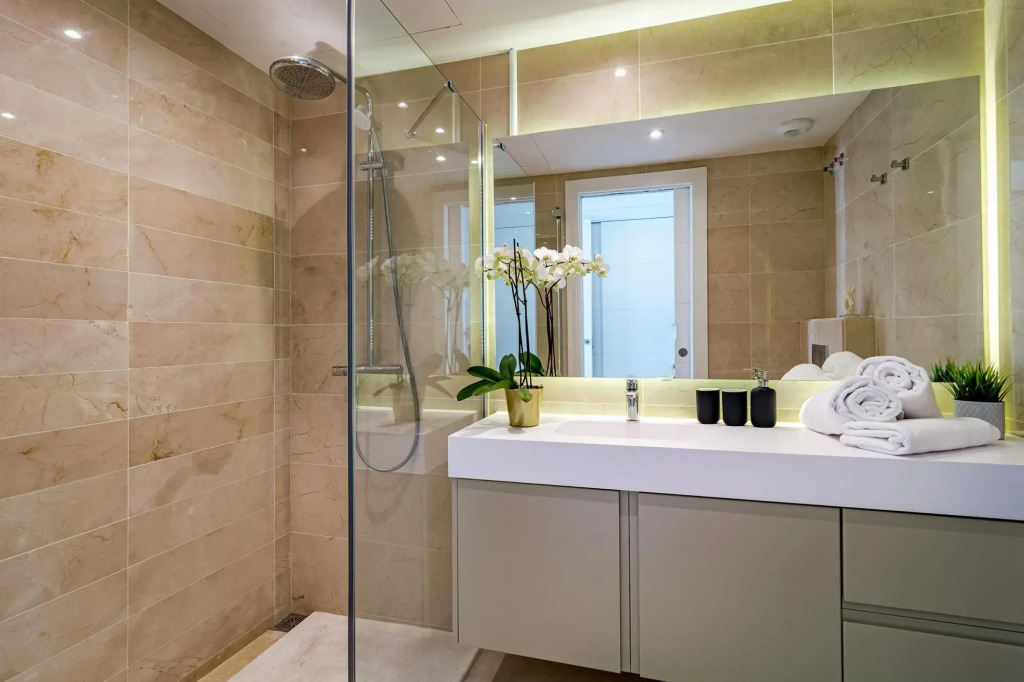 LMR- Luxury apartment, private pool. Families only