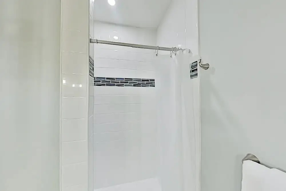 Walk To Beach! Modern Getaway With New Full Kitchen - 2 Bedroom Apts