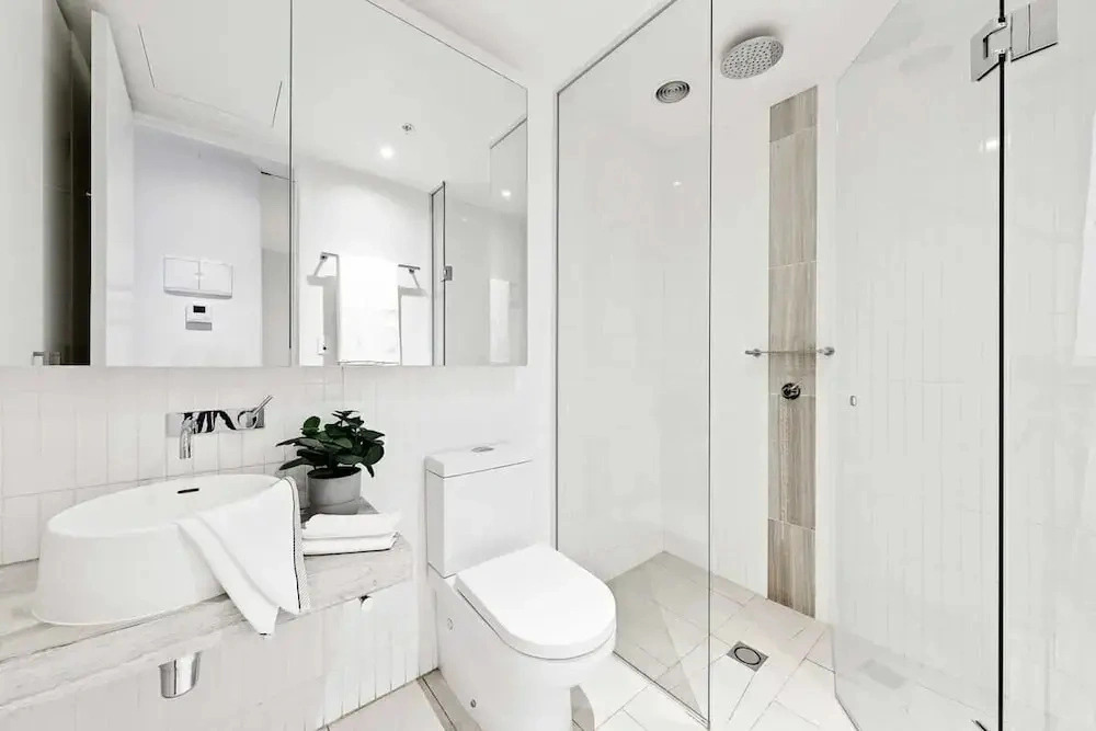 A Lovely 2BR Apt Near Victoria Market, City Views