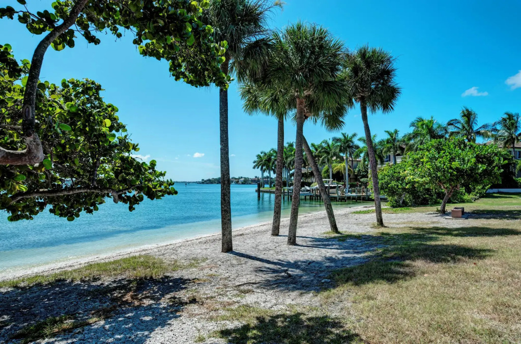Longboat Key Cedars Beach House-pet Friendly-2 Minute To The Beach