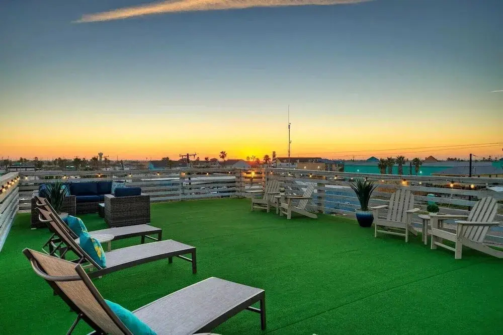 Third Sandbar & Seaglass Landing by Avantstay. Sleeps 30 2 Homes + Dual Pools + Outdoor Living Steps to Beach