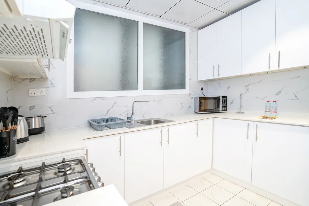 Tanin - Modern Spacious 1BR Apartment With 2 Balconies