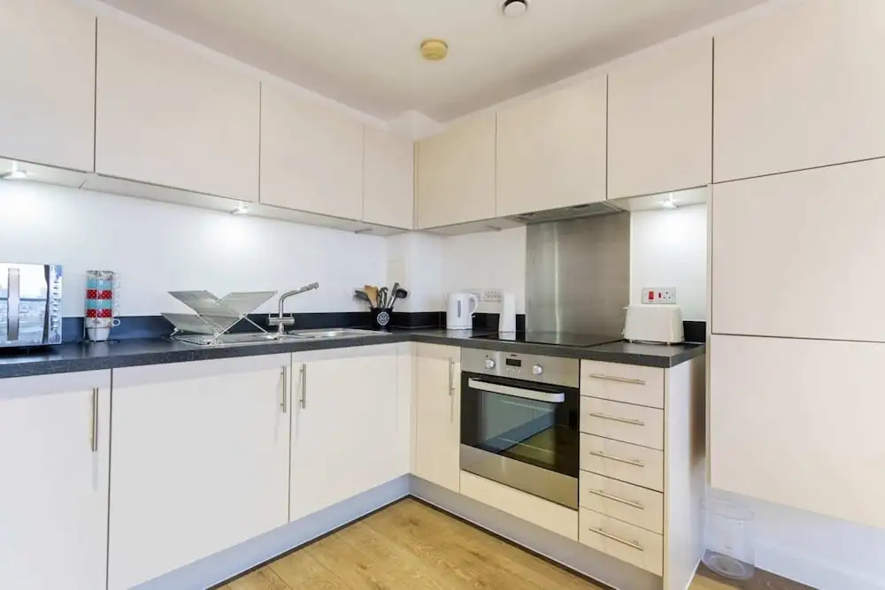 Modern 1 Bedroom Apartment Near Canary Wharf With Balcony