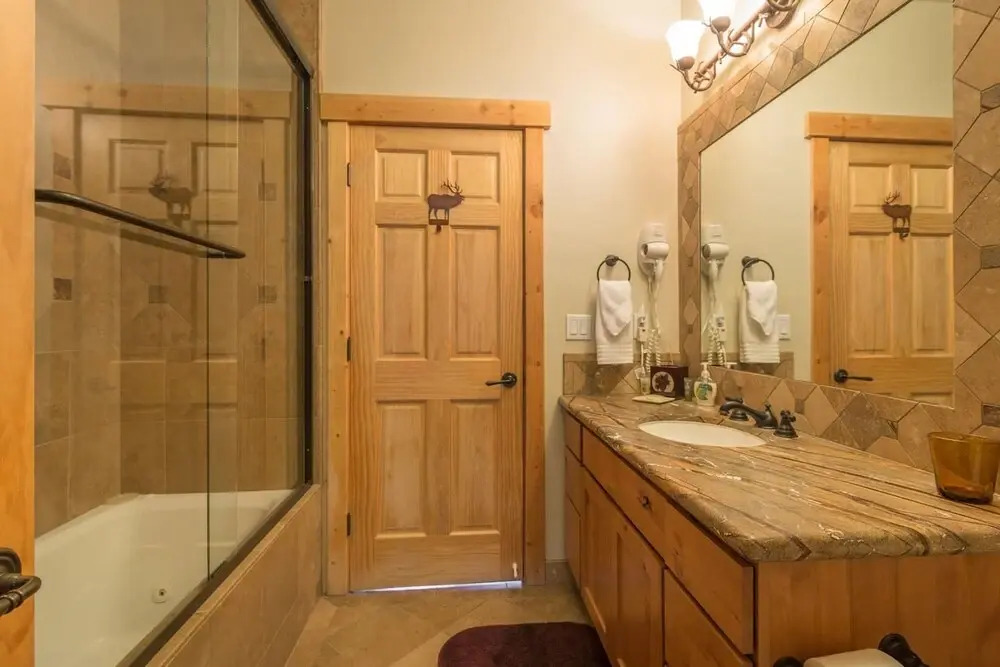 Spacious Mountain Modern Home Sleeps 12 in KB!