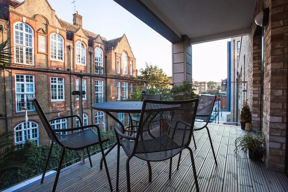 1 Bedroom Apartment Near Camberwell With Balcony