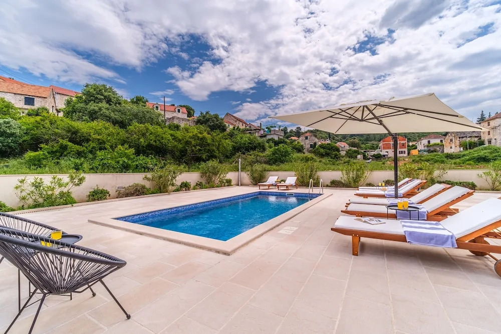 Janie in Splitska With 4 Bedrooms and 2 Bathrooms