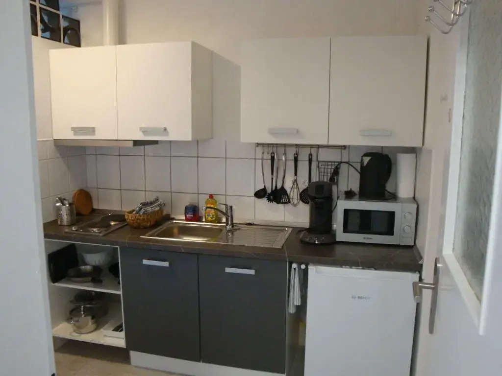 Cenet 1 Zimmer Apartment