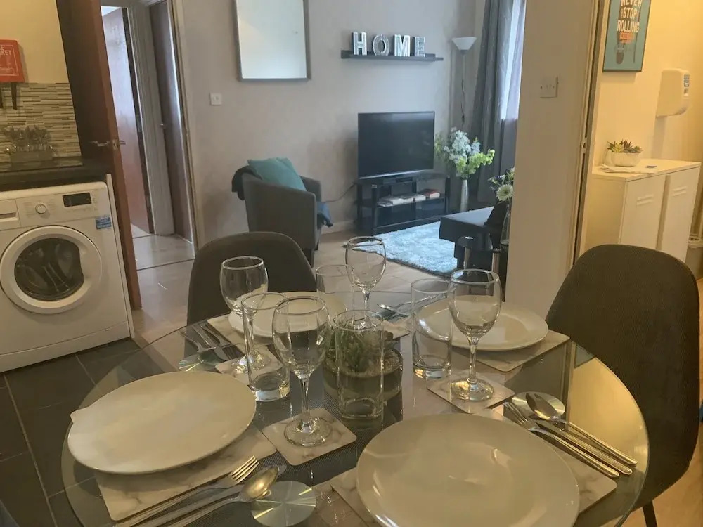 Absolute Stay in Sherwood-free Parking-east Midlands Airport-contractors-family