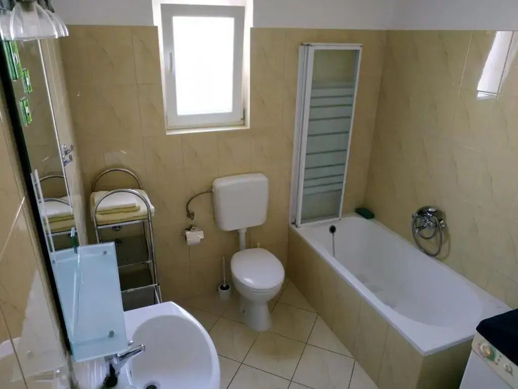 Amazing seaview apartment with a balcony near the beach - Kneza Trpimira I - AE1386