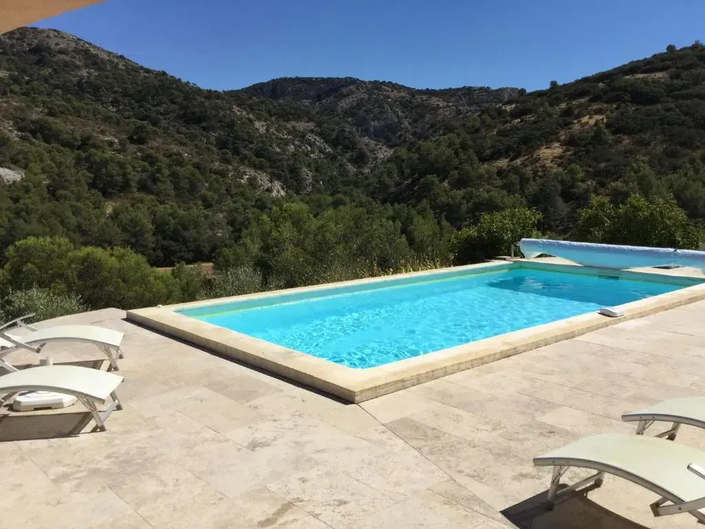 pretty gite with pool in cavaillon, beautiful view on the luberon mountains, 4 people