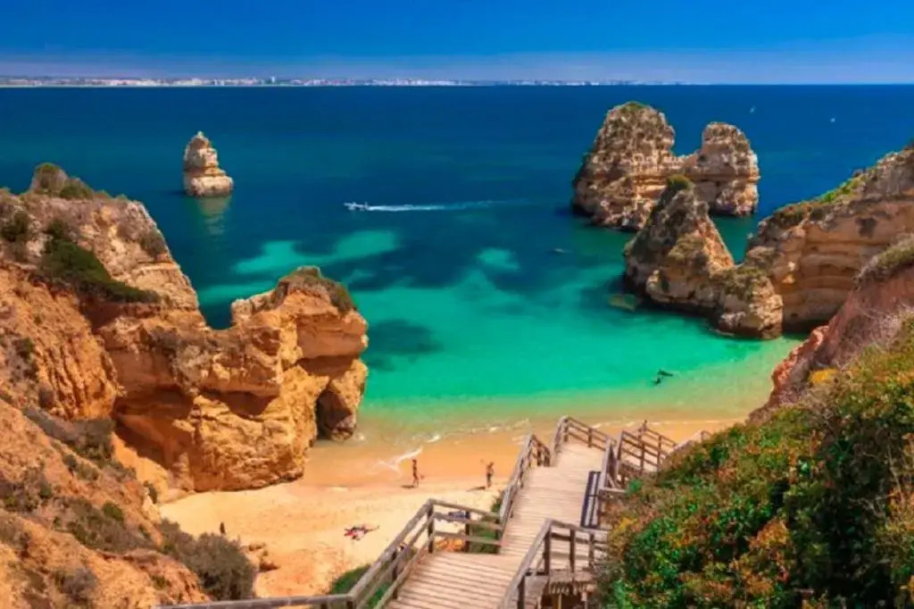 WOW View with Terrace and WiFi, 100m to Beach, 10 min to City