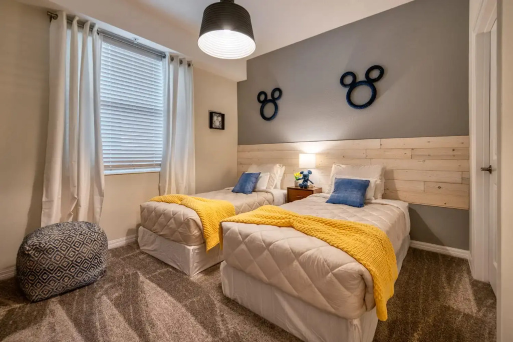 Amazing home with Mickey themed decorated bedroom near Disney