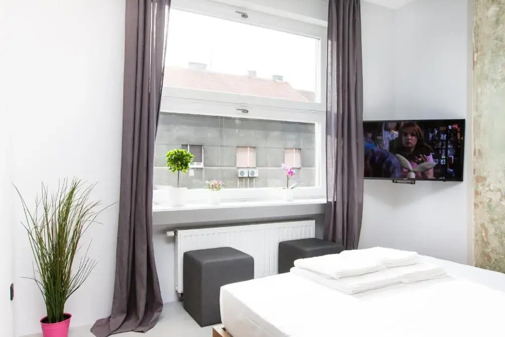 Rooms and Apartments Glossy