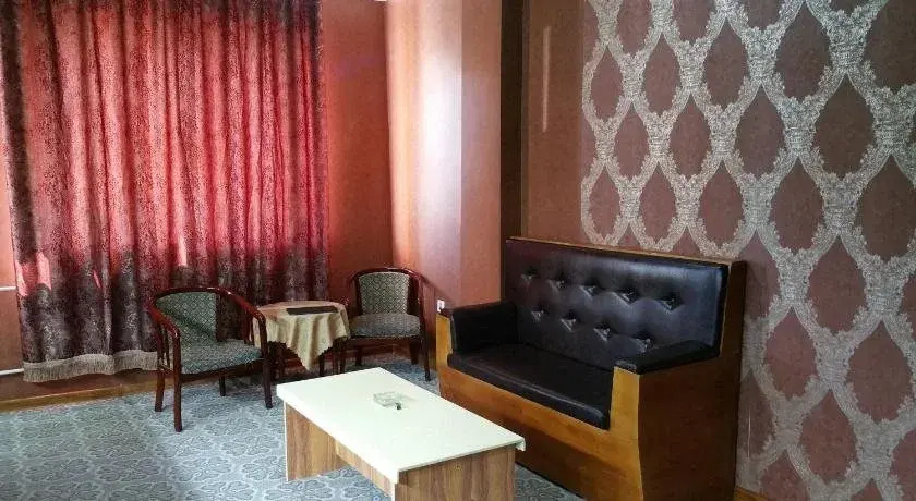 Chandmani Hotel&Tour