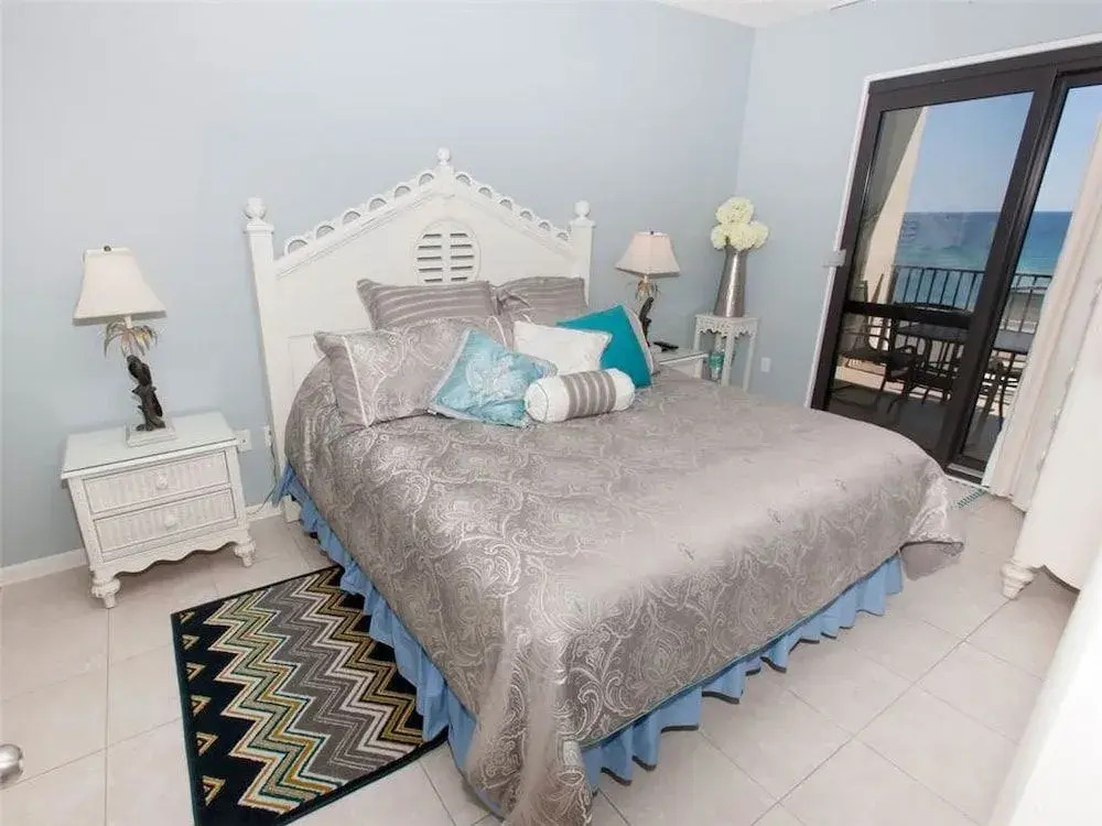 Phoenix VI 1210 - 2 Br condo by RedAwning