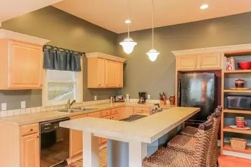 Screened porch pt water views hot tub walk to Saug