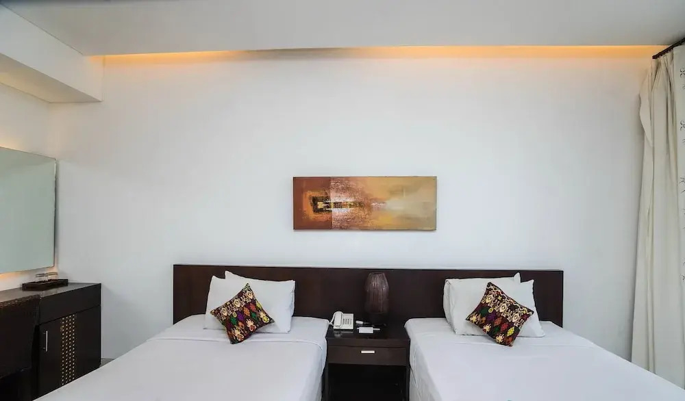 16 bedroom villa river side Legian
