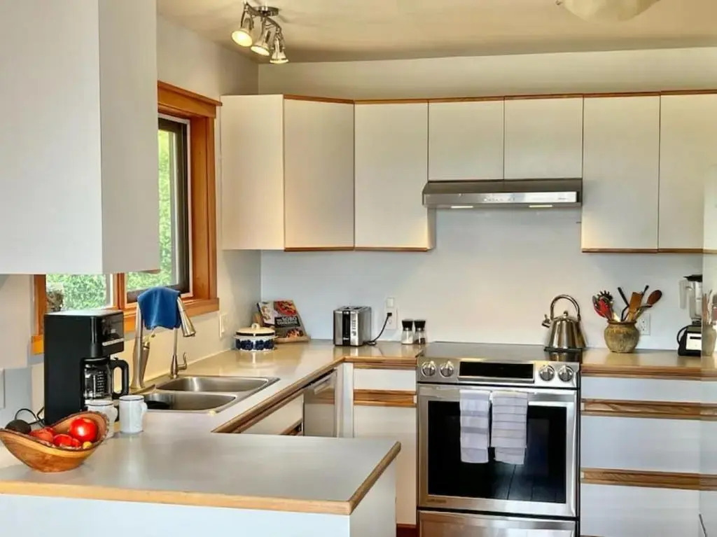Beautiful 2 bedroom home with ocean and sunset views