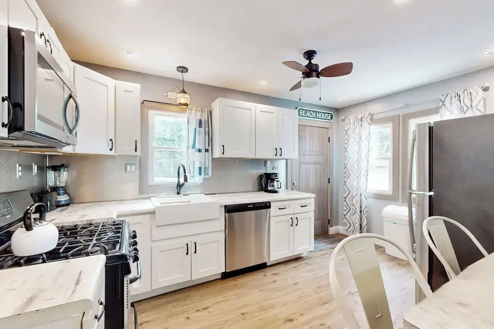 2 Mi to Beach! Hot Tub Haven in Michigan City