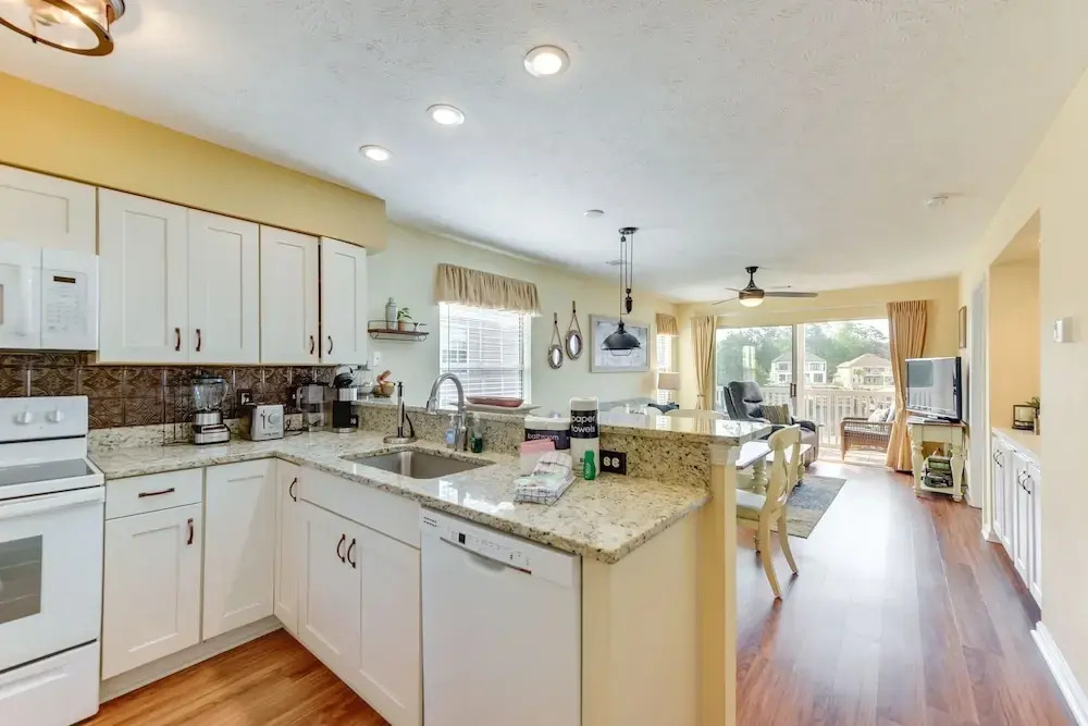 5 Mi to Beach: Myrtle Beach Condo w/ Pool Access!