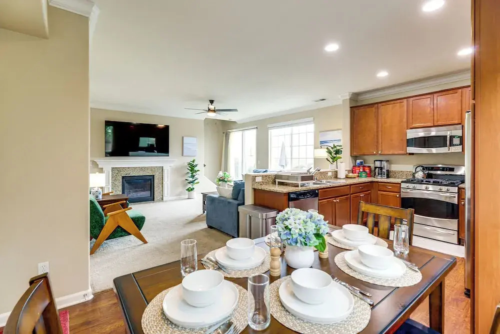 6 Mi to Dtwn Reno: Mtn-view Retreat w/ Fireplace!