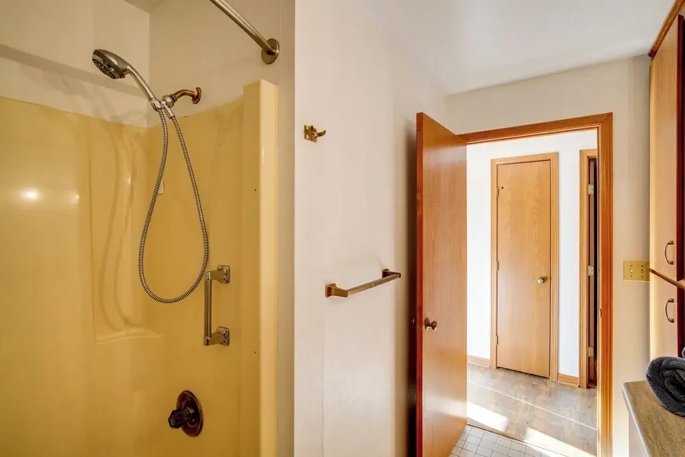 All-season Lodge 40 Acres: Walk to Elkhart Lake!