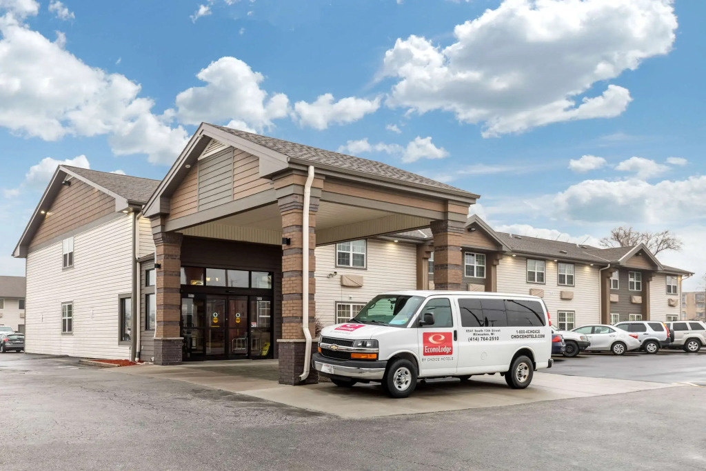 Days Inn & Suites Milwaukee Airport