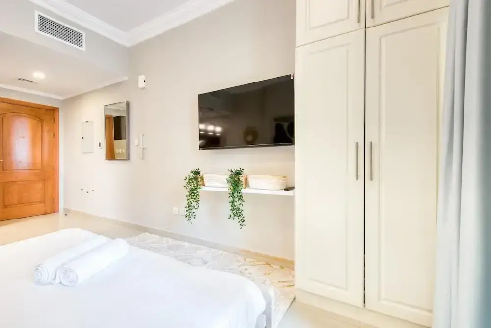 Elite LUX Holiday Homes - Fabulous Studio - Access to Beach Metro in Dubai Marina