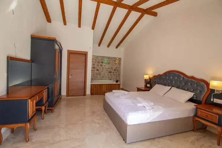 Tarzan Family Hotel