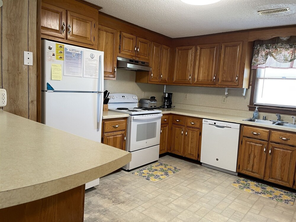 Southern Star 5 Bedroom Cottage by RedAwning
