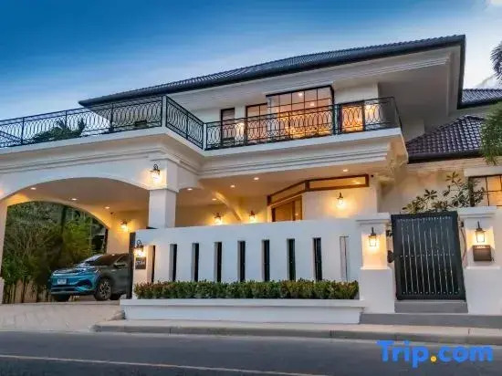 Villa Viola 7 Bedroom, Fully Staffed, on the Golf Course