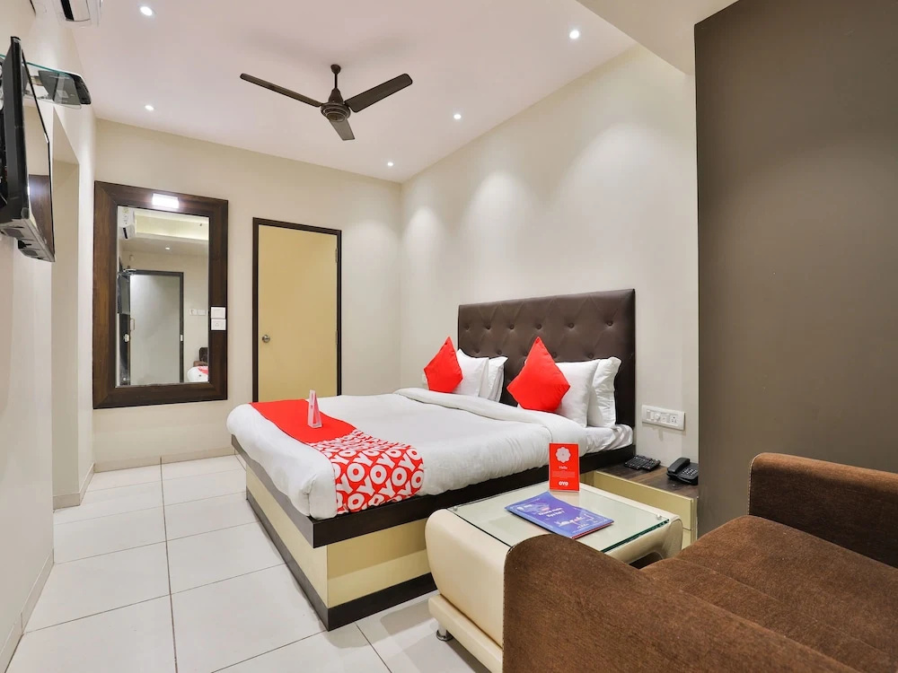 OYO 16122 Hotel Navya Palace