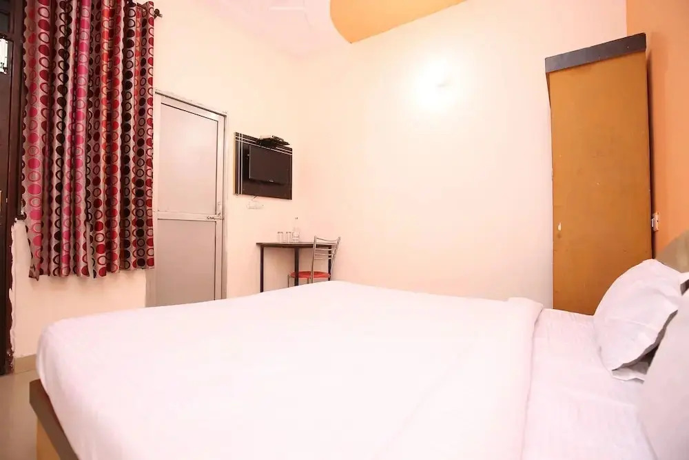 Sunshine Lodge by OYO Rooms