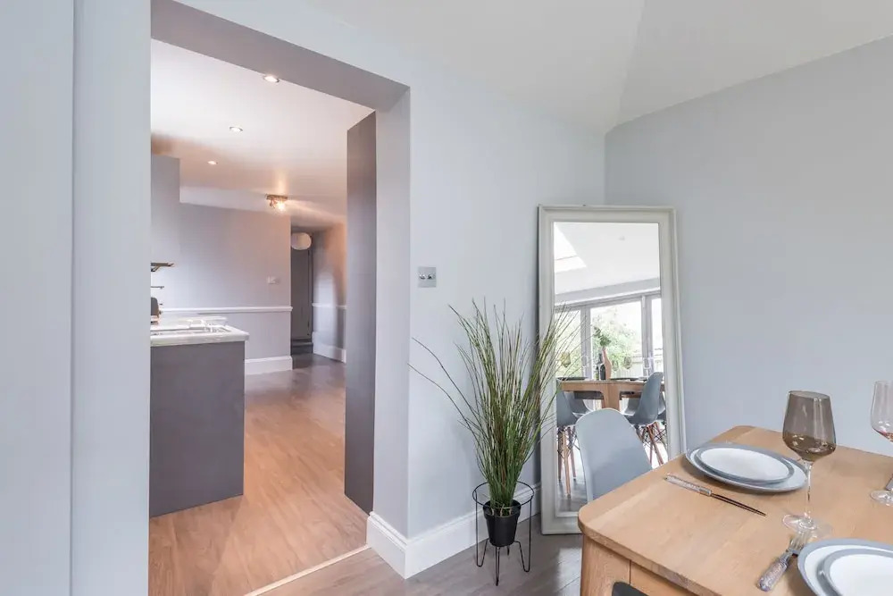 Stylish Family Home by Twickenham Stadium