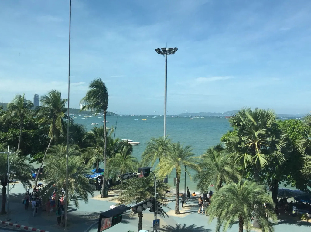 The Beach Front Resort, Pattaya
