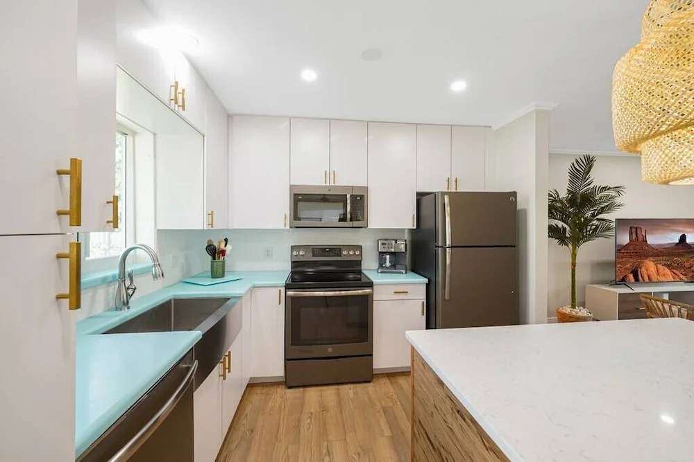 Mid-Century home near beach king bedbig backyard
