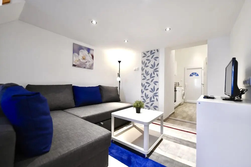 Cosy two bedroom flat in Rottenbiller str, Sky