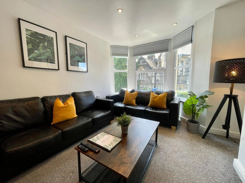 6 Person, 4 Bedroom Light, Warm & Modern Apartment