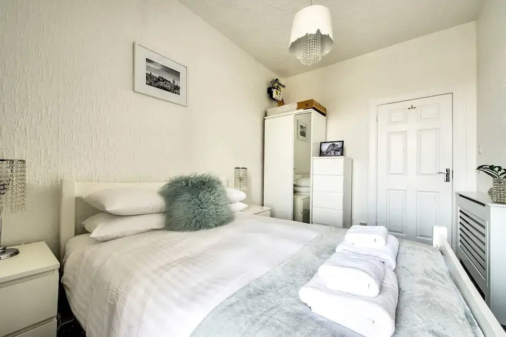 Modern 2BR Home on the Royal Mile!